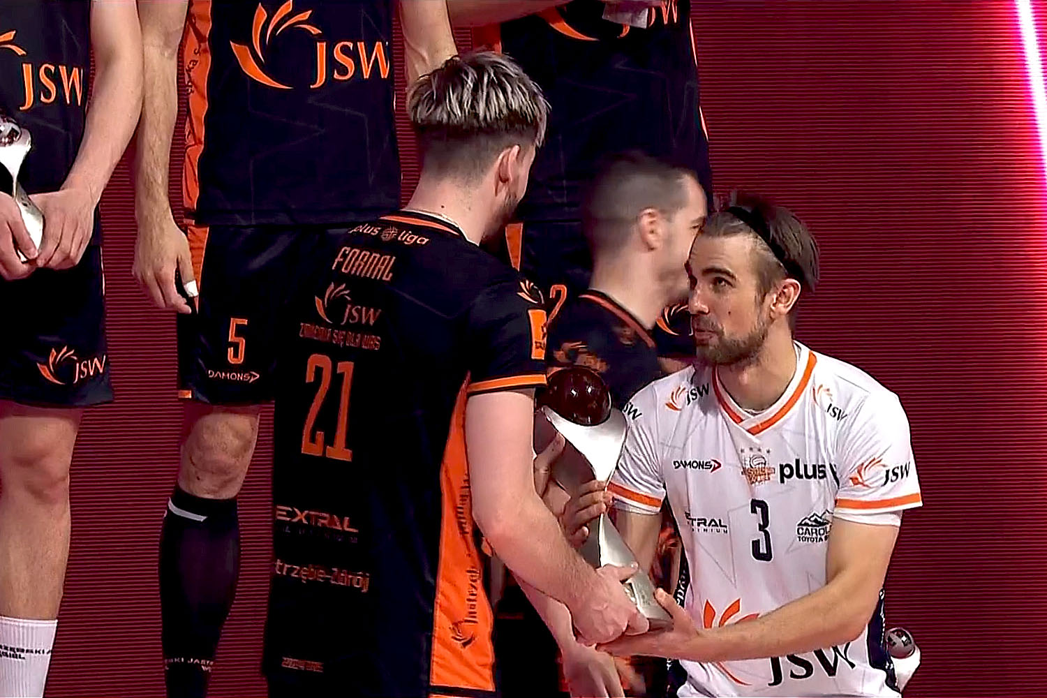 THE END ! Dwa filary odchodzą , kurek zakrecony, piękny gest kapitana.