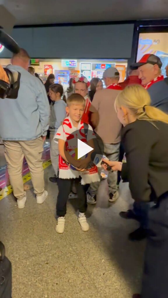 🇵🇱 Mistrzowie Europy wrócili do Polski! Tłumy na Okęciu. „Dziękujemy!” dla złotej reprezentacji.